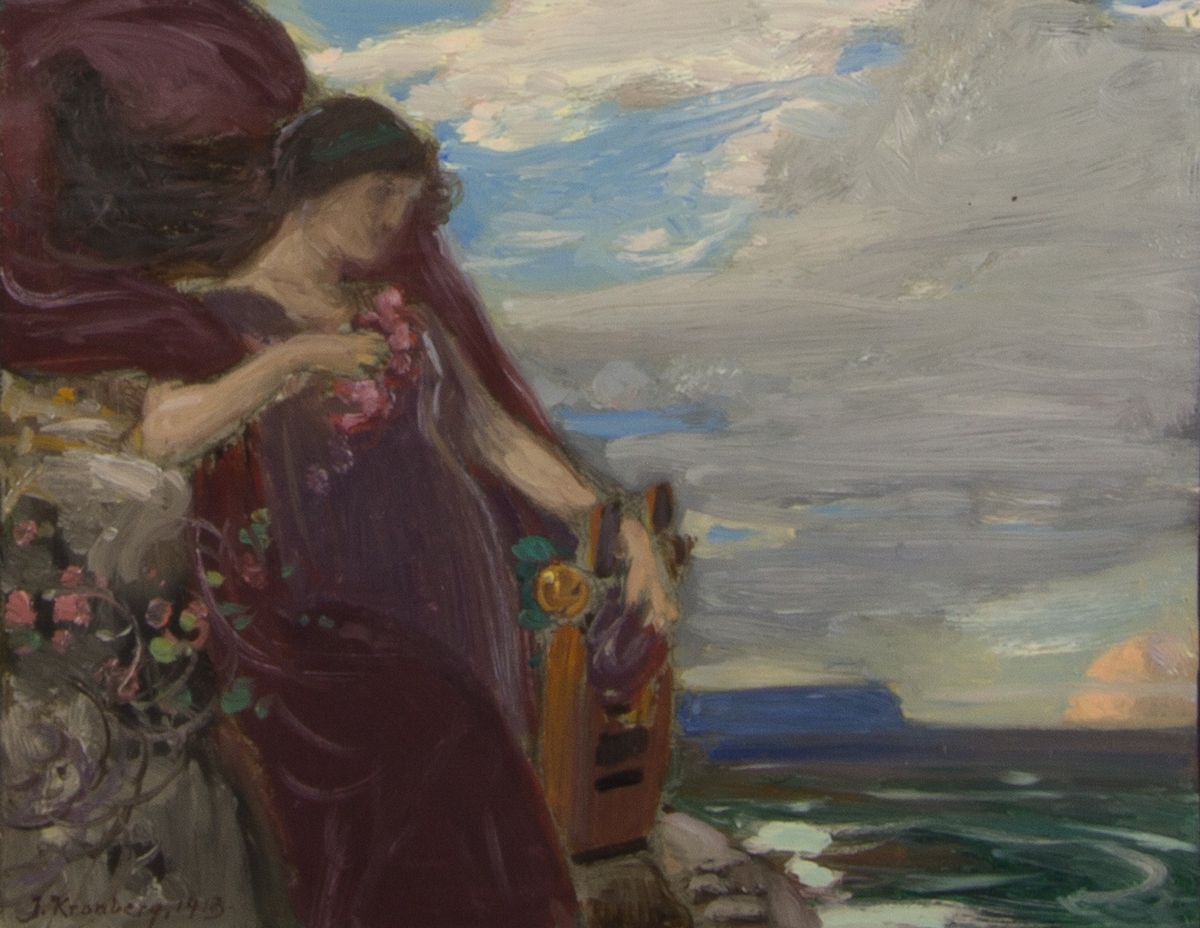 Ung kvinna stående stödd mot en klippa klädd i lila klädnad. I ena handen ett lyrformat instrument och i den andra rosa blommor. I bakgrunden hav och molnig himmel.
