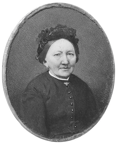 Beskrivning i inventariet: Porträtt af gifvarens mor, fru Anna Kristina Nystrand (1804-1881). Gammal dam, bröstbild något åt höger, i svart spetsmössa med blåa band, höghalsad brun klänning. Oval, i förgylld fyrsidig ram [sllut]