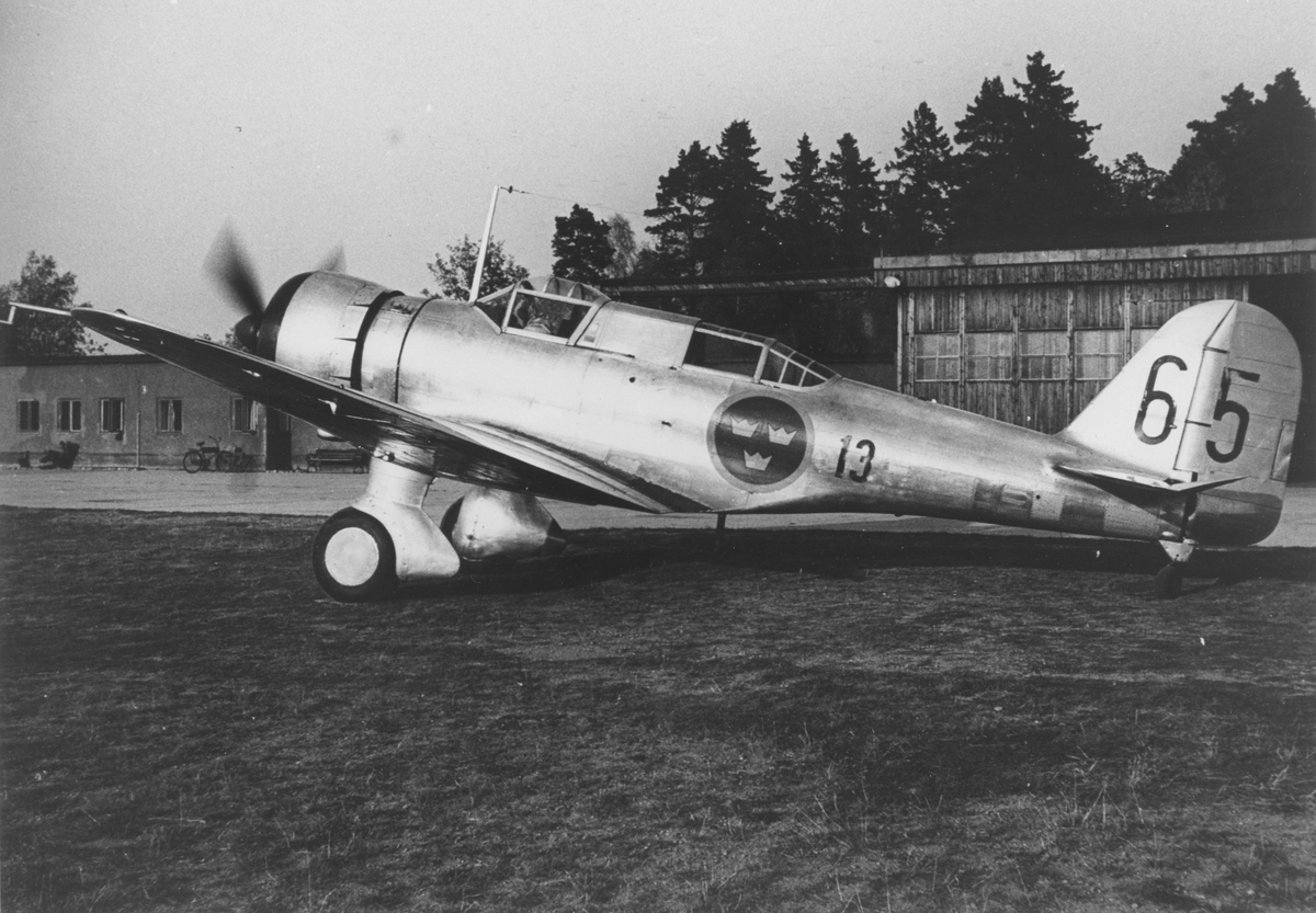 Flygplan B 5D märkt nummer 65 tillhörande F 13 Bråvalla motorkörs på F 8 flygfält.