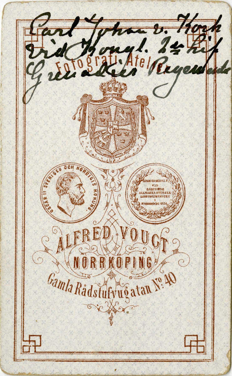 Porträtt av Carl Johan von Koch vid Krigsskolan Karlberg.

Se även bild AMA.0008329 och AMA.0021775.