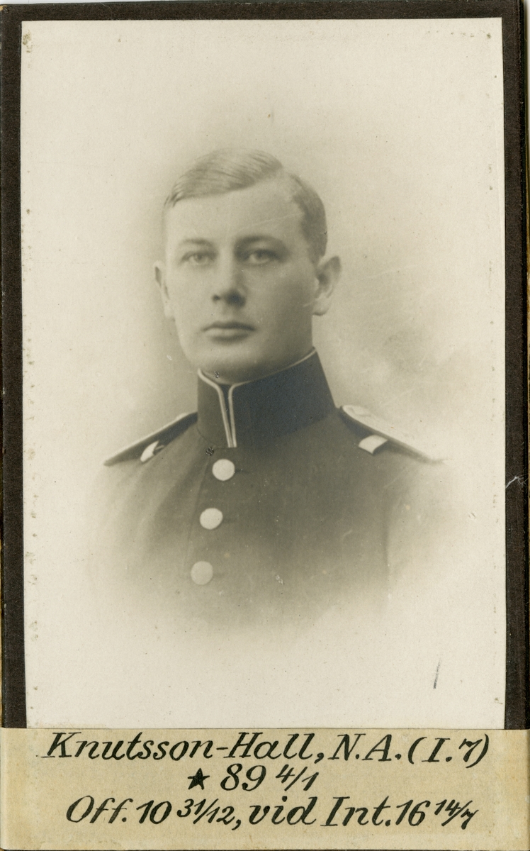 Porträtt av Nils Arnhold Knutsson-Hall, officer vid Karlskrona grenadjärregemente I 7och Intendenturkåren.