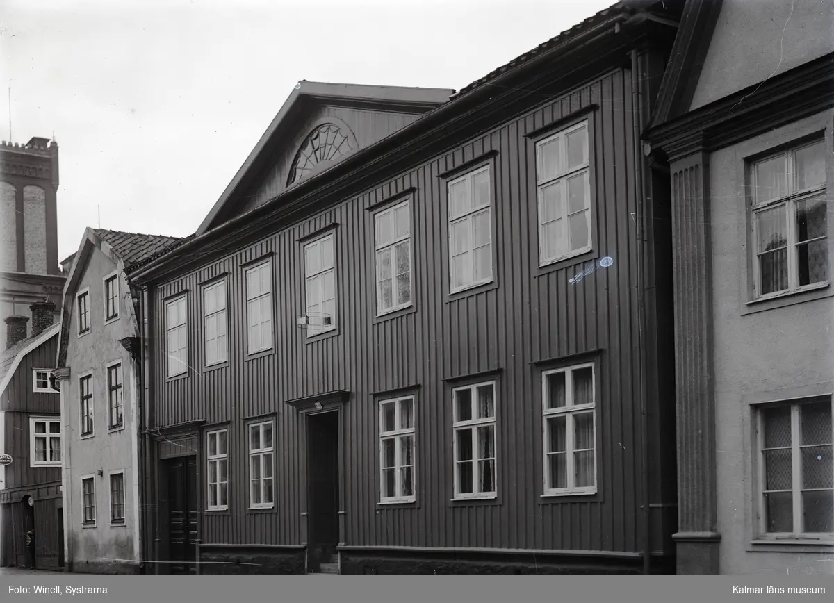 Synagogan var fram till 1930 inrymd i Kv Krögaren 3, Södra Långgatan 48. Den låg i övervåningen, den reveterade byggnaden med gaveln mot gatan. Numera är byggnaden bostadshus. Inventarierna skänktes av den judiska församlingen till en synagoga på Västbanken, men vissa föremål överläts till Kalmar läns museum.