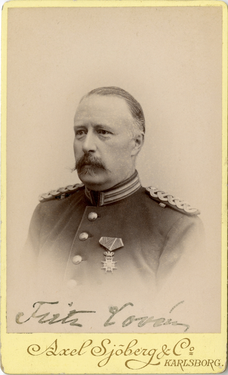 Porträtt av Lars Fredrik Lovén, överste och chef vid Andra livgrenadjärregementet I 5. 

Se även bild AMA.0007957, AMA.0007982, AMA.0007991 och AMA.0013887.