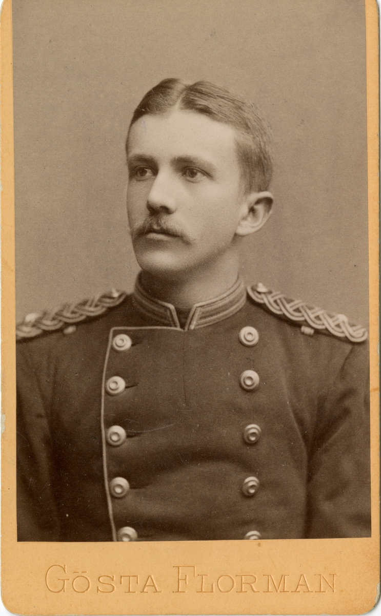 Porträtt av Birger Lindblad, underlöjtnant vid Närkes regemente I 21.
se även AMA.0005537.