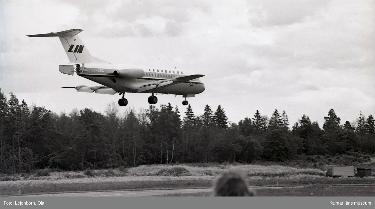 Linjeflyg in i jetåldern. Fokker F-28 förkortar restiden med nära hälften.
Fredagen den 15 juni 1973 startar de första reguljära flygningarna till och från Bromma.