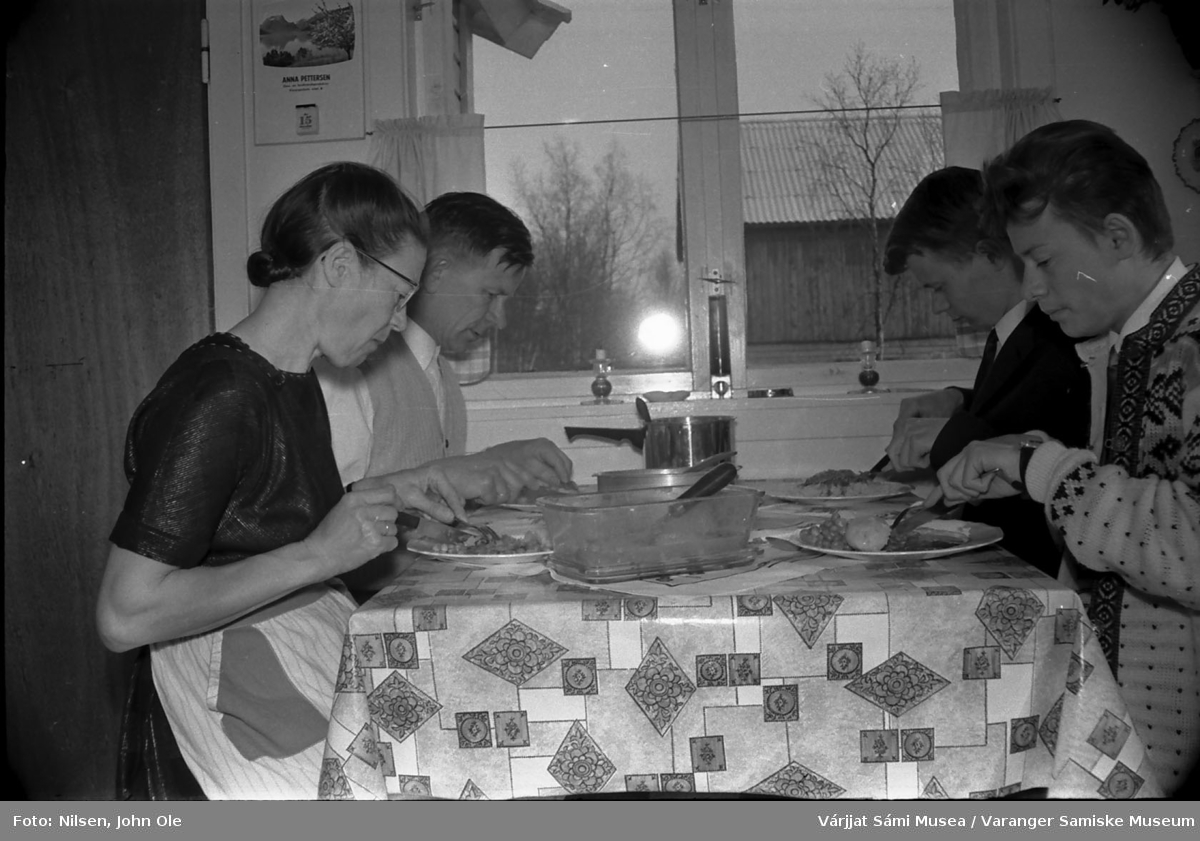 Familien Nilsen spiser middag på kjøkkenet hjemme i Bunes.
Fra venstre: Signe, John Ole, Kjell og John Samuel Nilsen. April 1967
