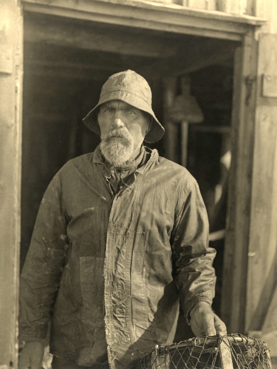 En gammal fiskare med en hummertina. Smögen i Bohuslän