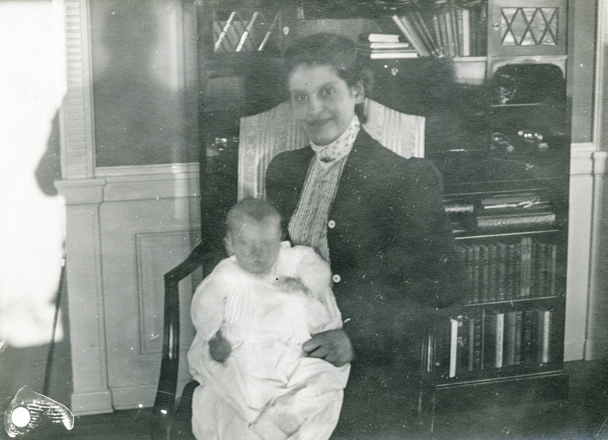 Leonie Petersson med sonen Klaus i dåpskjole.