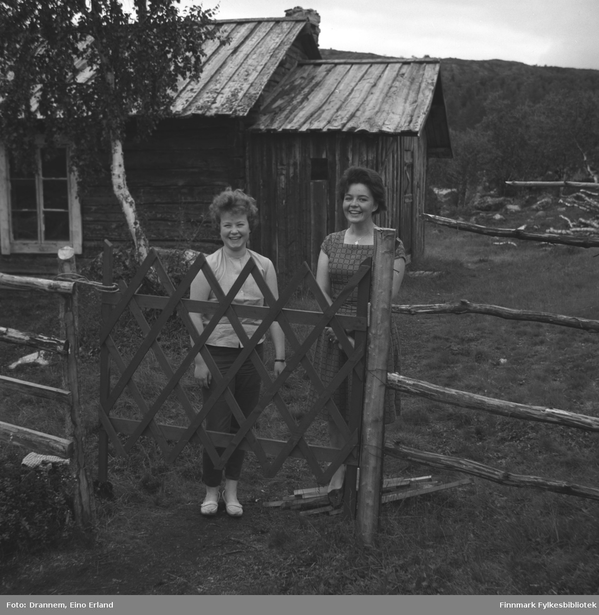 Turid Karikoski og Maija Hoikka (født Gerasimoff) fotografert på en gårdsplass i den finske siden ved Luolajärvi.