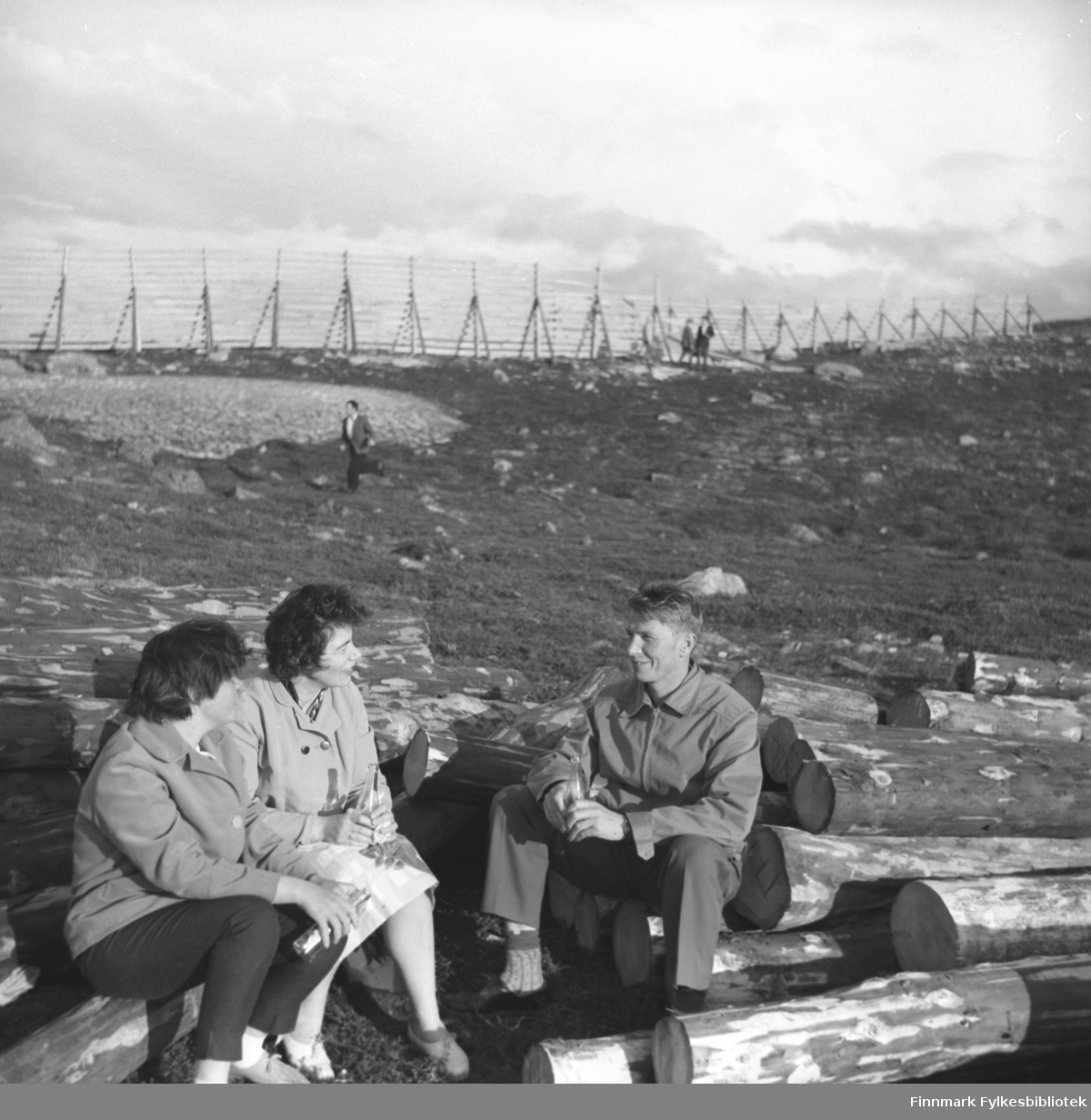 Tre personer koser seg på fjellet Salen i vårsola. De er fra venstre: Maija etternavn ukjent, Jenny Drannem og Eino Drannem.