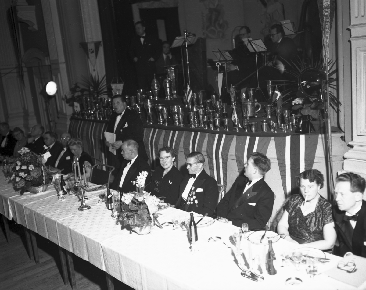 Vardens arkiv. "Odd Ballklubbs 60års jubileumsfest i Festiviteten" 03.04.1954