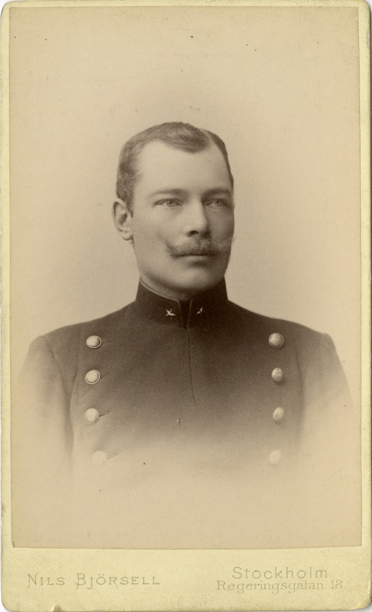 Porträtt av Carl Gustaf Lundqvist, löjtnant vid Uplands regemente I 8. 
Se även AMA.0007903.