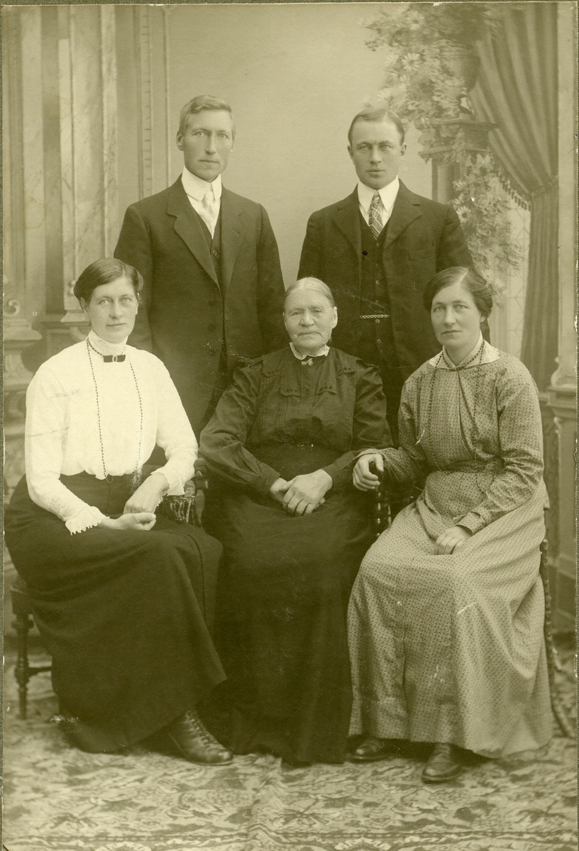 Familieportrett av familien Brenden med enken Anne Brenden og hennes barn.