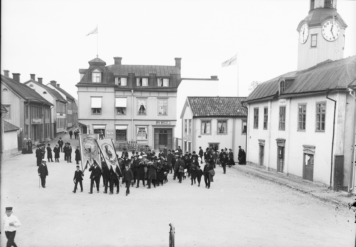 Godtemplarlogens nykterhetsdemonstration passerar torget, Östhammar, Uppland