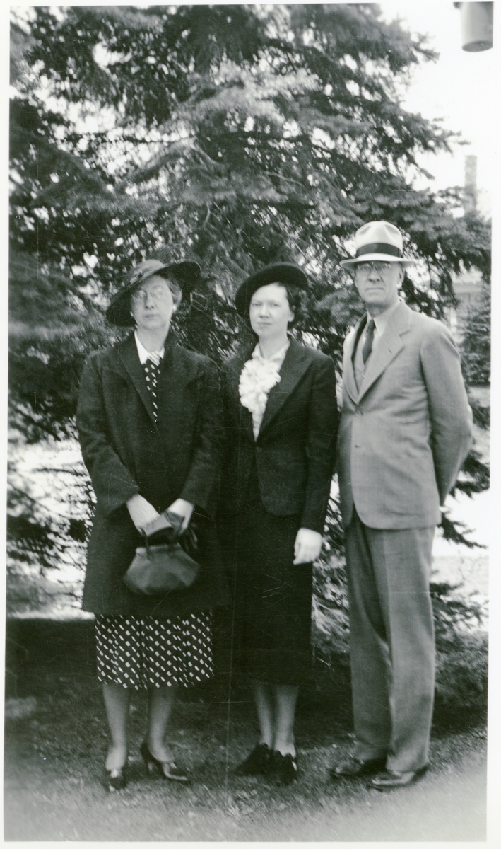 Burt Knatvold med kone og datter avbildet i USA i 1932