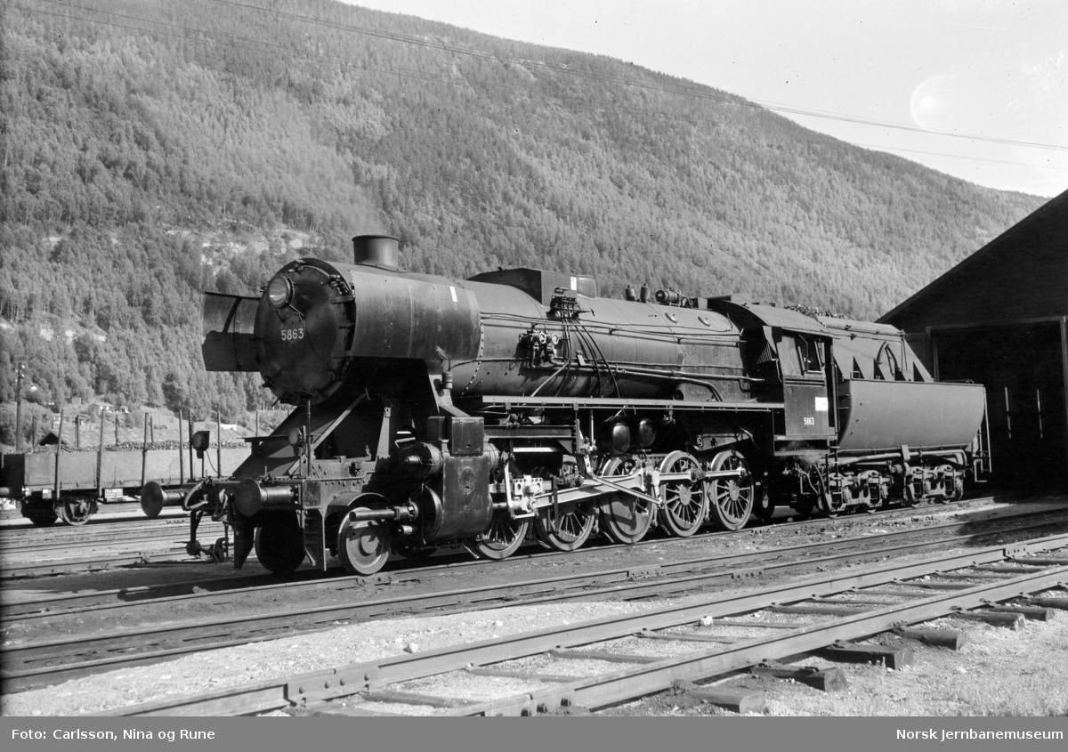 Damplokomotiv type 63a nr. 5863 på Otta stasjon