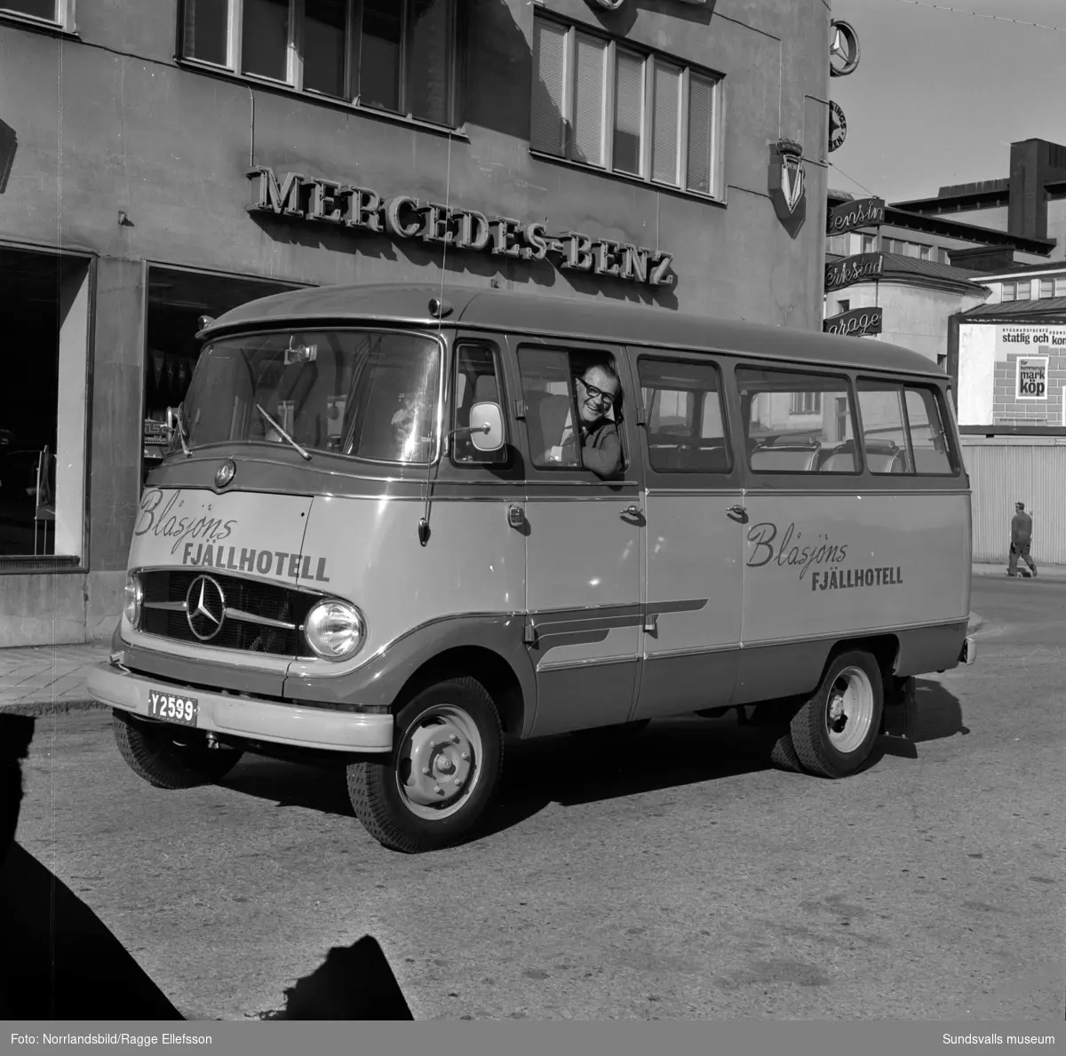 Philipssons bilfirma levererar en Mercedes minibuss till Blåsjöns fjällhotell.