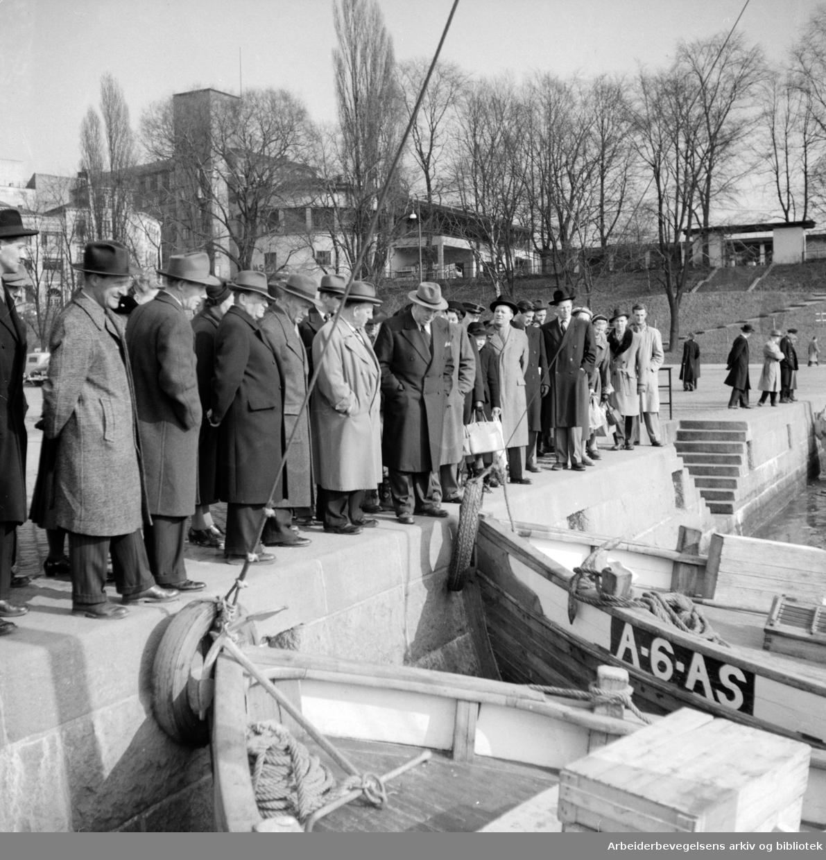 Oslo Havn: Honnørbrygga:.Fisk- og rekesalg.Mars 1953