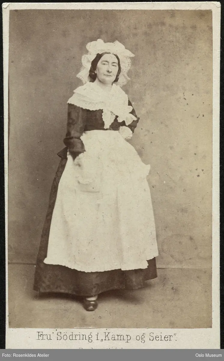 portrett, kvinne, skuespillerinne, rollebilde, Madam Georges i "Kamp og Seier" på Det Kongelige Teater, stående helfigur, kostyme