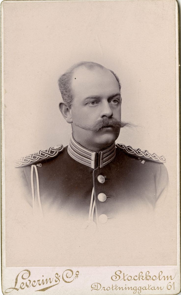 Porträtt av Alfred Henrik de Maré, kapten vid Andra livgrenadjärregementet I 5.
Se även bild AMA.0009433.