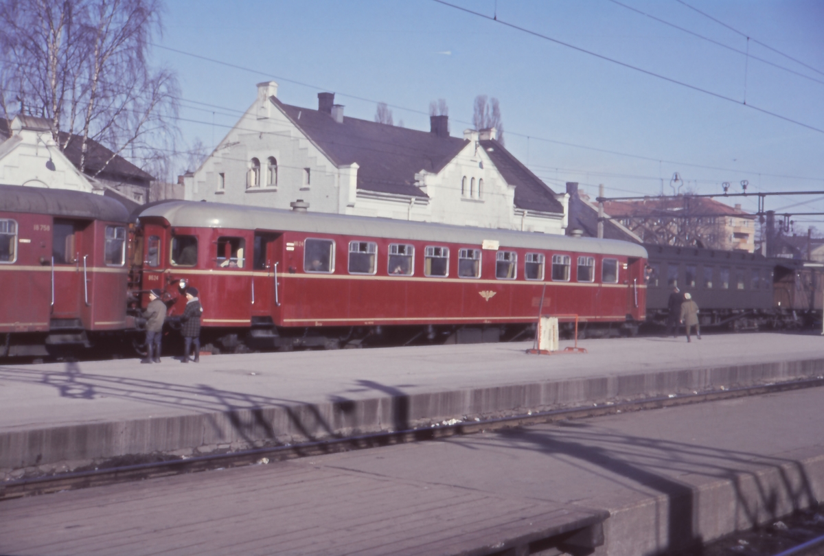 Motovogntog til Rørosbanen på Hamar stasjon. Dieselmotorvogn Bmdo 86 24.