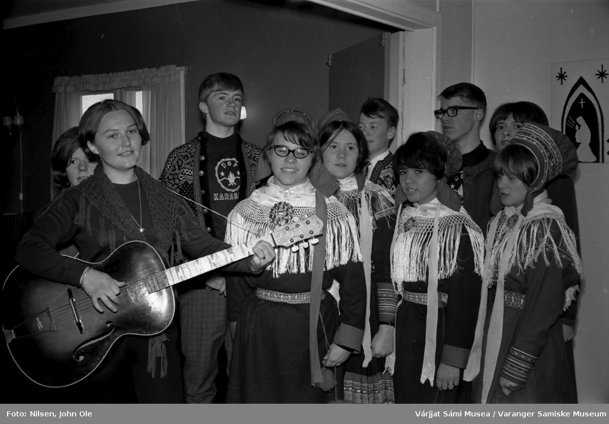 Sangkor med elever og en lærer fra Den Samiske Folkehøgskole (DSF) i Karasjok. Bildet er tatt på Soltun på Vesterelvnesset.  Guttene er Kjetil Ryan, John Samuel Nilsen og Svein Ottar Helander. April 1967