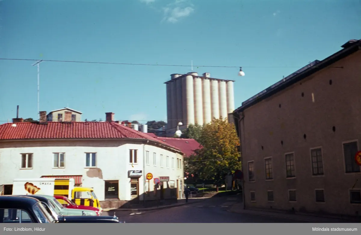 Vy från Gamla Torget i Mölndal, 1960-tal. Till vänster ses Kvarnbygatan 45, i mitten SOAB:s silotorn och till höger Kvarnbygatan 6, byggnad tillhörande SOAB.

För mer information om bilden se under tilläggsinformation.