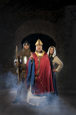 Middelalderbiskop står i midten med ridder til venstre og husjomfru til høyre.