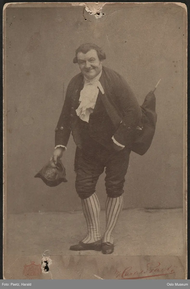 portrett, mann, skuespiller, rollebilde, "Jacob von Thyboe", stående helfigur, kostyme