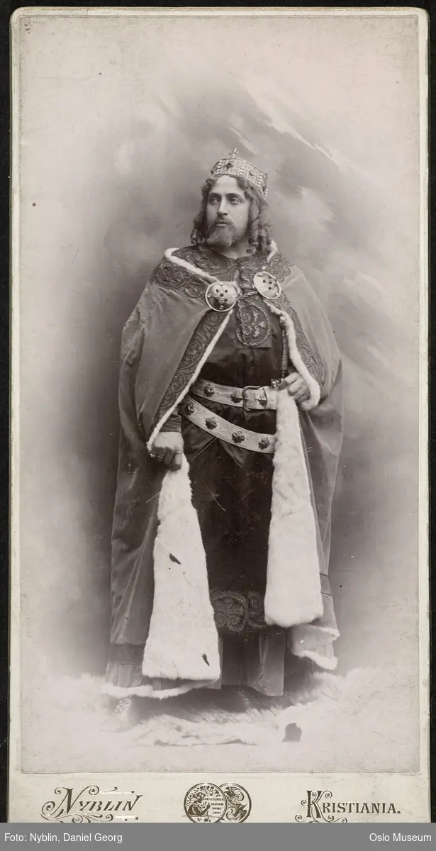 portrett, mann, skuespiller, rollebilde, Kong Eystein i "Sigurd Jorsalfar" på Nationaltheatret, stående helfigur, kostyme
