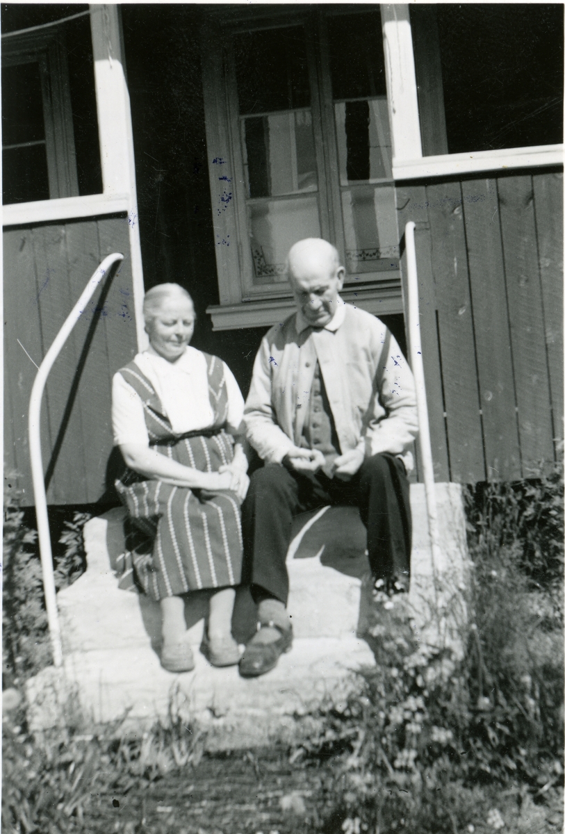 Gunnar og Tonetta Kjensrud avfotografert ute på trappa.