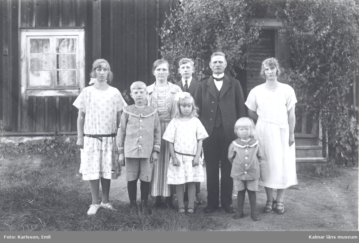 Familjen Karlsson i Höghult, Misterhult, Makarna Oskar och Hanna Karlsson med barnen, fr.v.: Ebba, Ivar, Agnes g. Johansson, Erik, Margareta och Lennart.