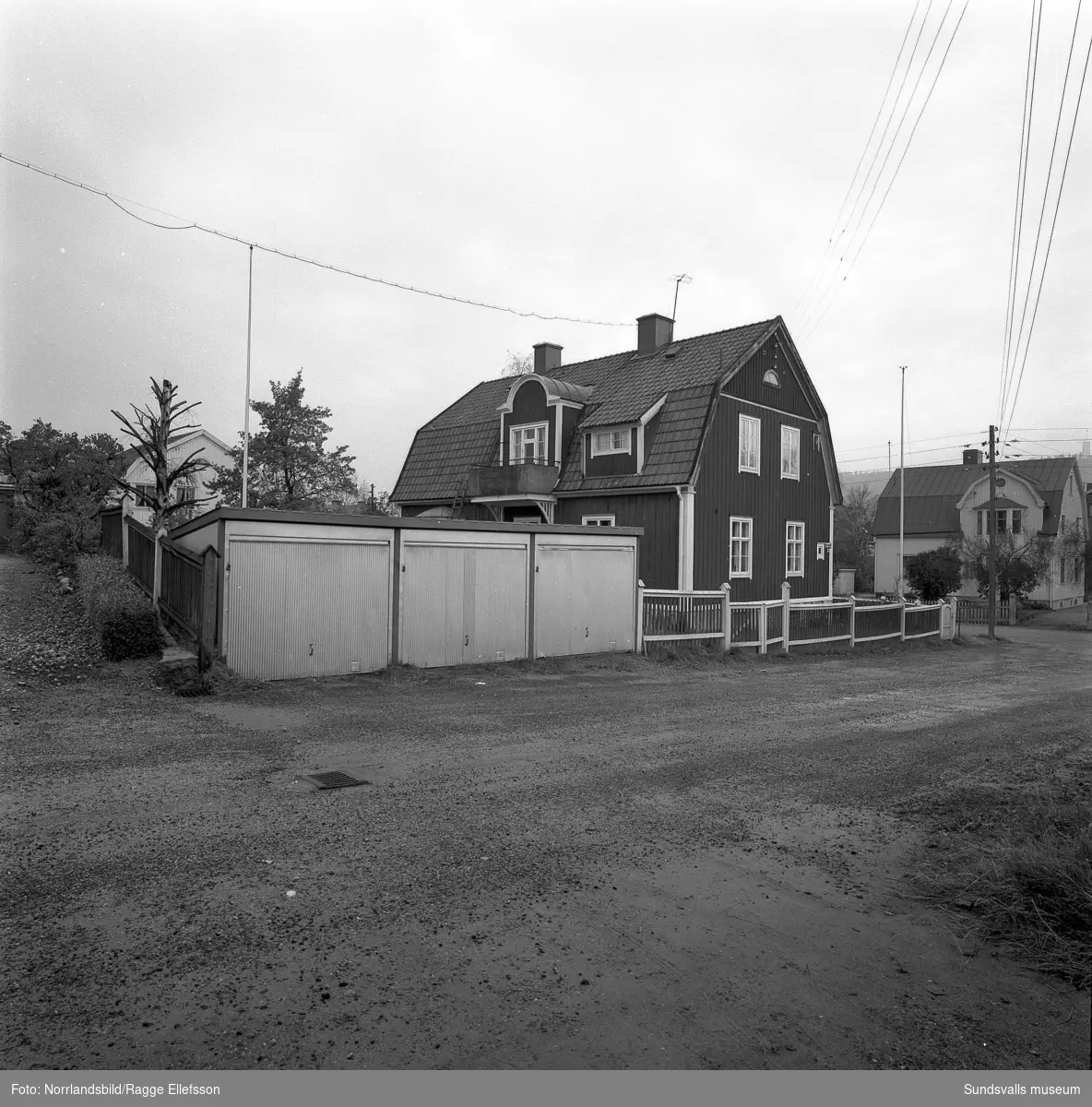 Garagelänga och hus vid Klockgjutaregatan 8-Västra Långgatan 55. Till höger syns även huset vid Västra Långgatan 50.