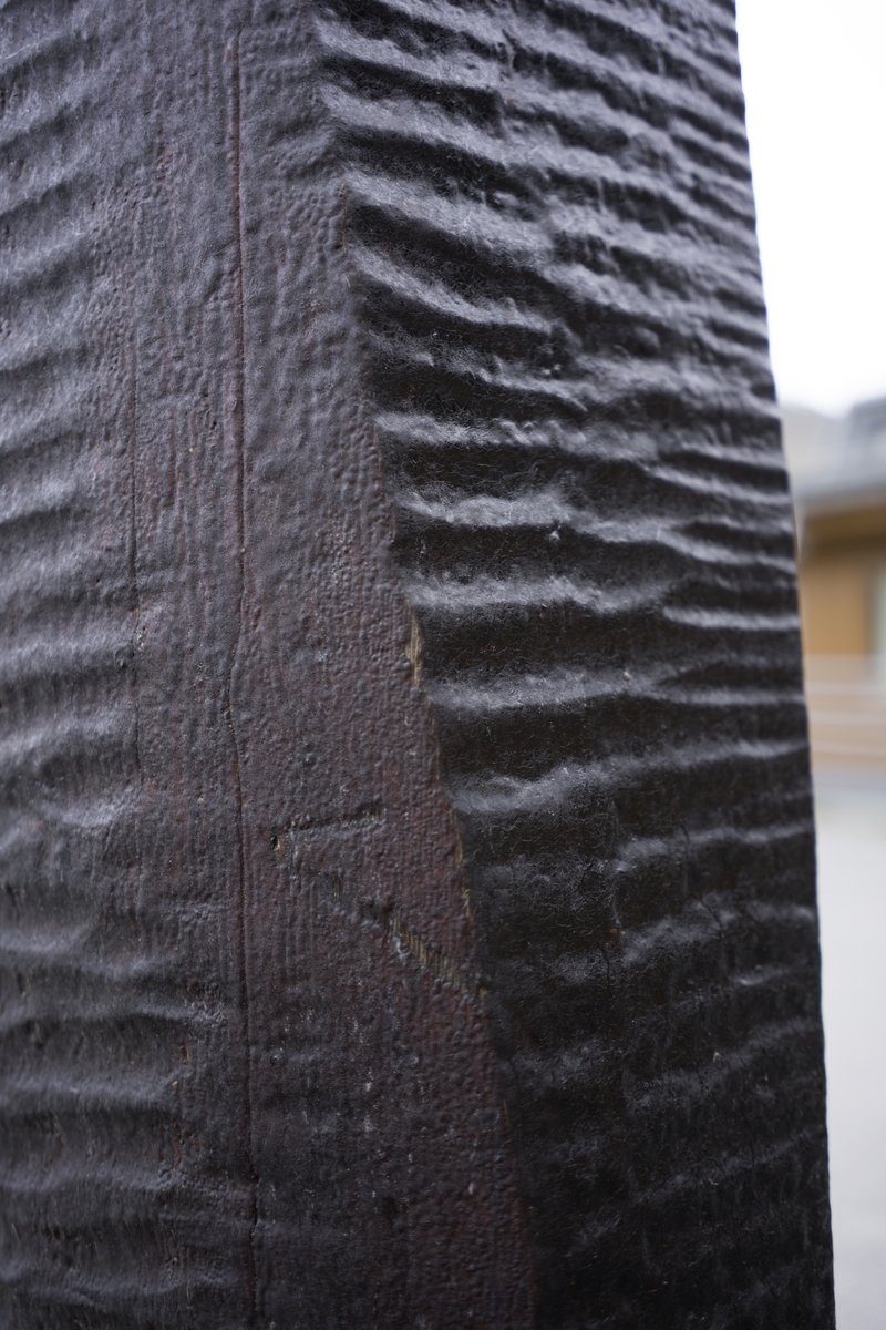 I 1995 brant Sysselmannens kontor til grunnen. Flere av kunstverkene ble ødelagt.

Da et tilbygg til sysselmannskontoret ble oppført i 2015, ble to kunstverk, Axel Tostrups treskulptur ved kontorbyggets inngangsparti og Ludvig Eikaas’ relieff i byggets resepsjonsområde, restaurert av konservatorer fra museet på Svalbard.