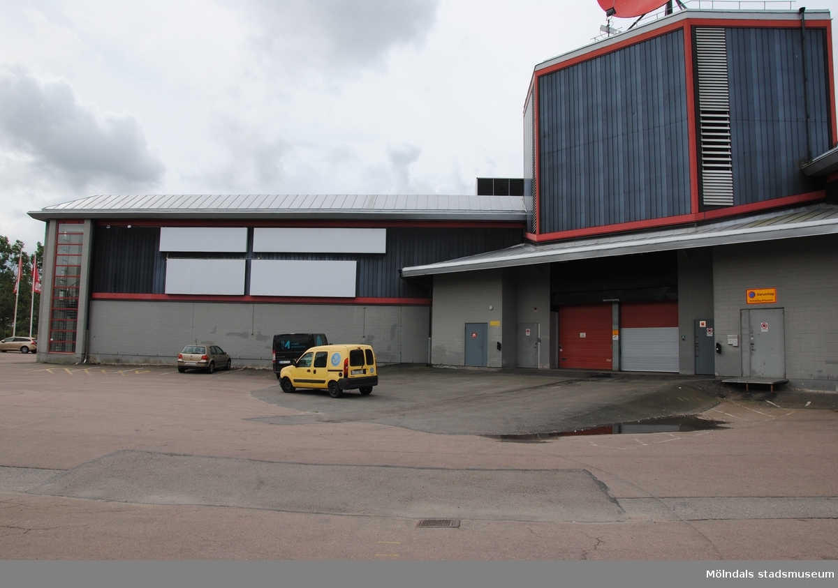 Byggnadsdokumentation av affärscentrum K-gallerian i Kållered med adress Ekenleden 6, Våmmedal 2:158, som fått rivningslov. Exterörfotografi från norr den 5/7 2016.