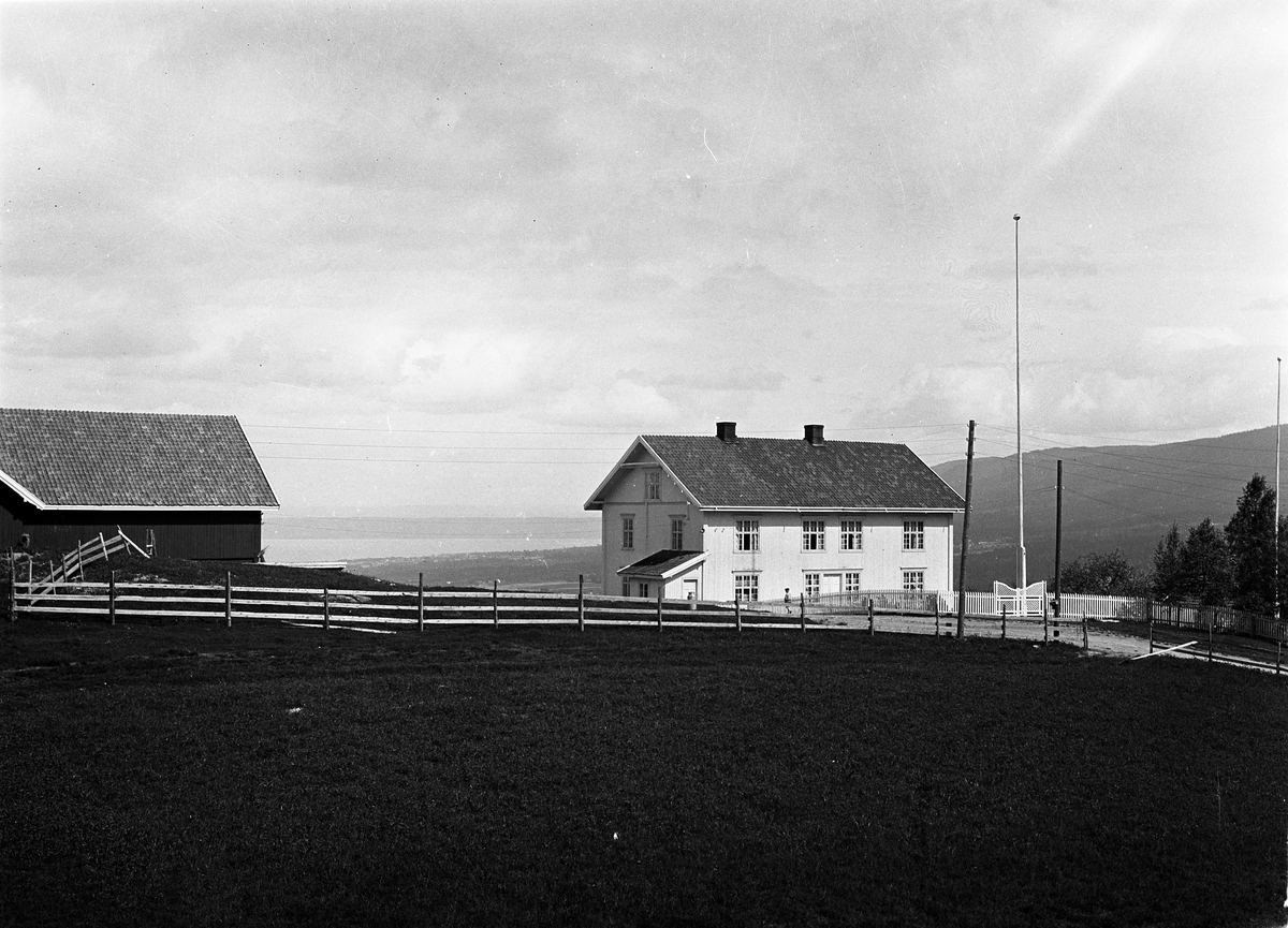 Gården Ovren (Østre) i Lensbygda/Øverskreien, Østre Toten. Tre bilder med våningshuset sett fra ulike vinkler.