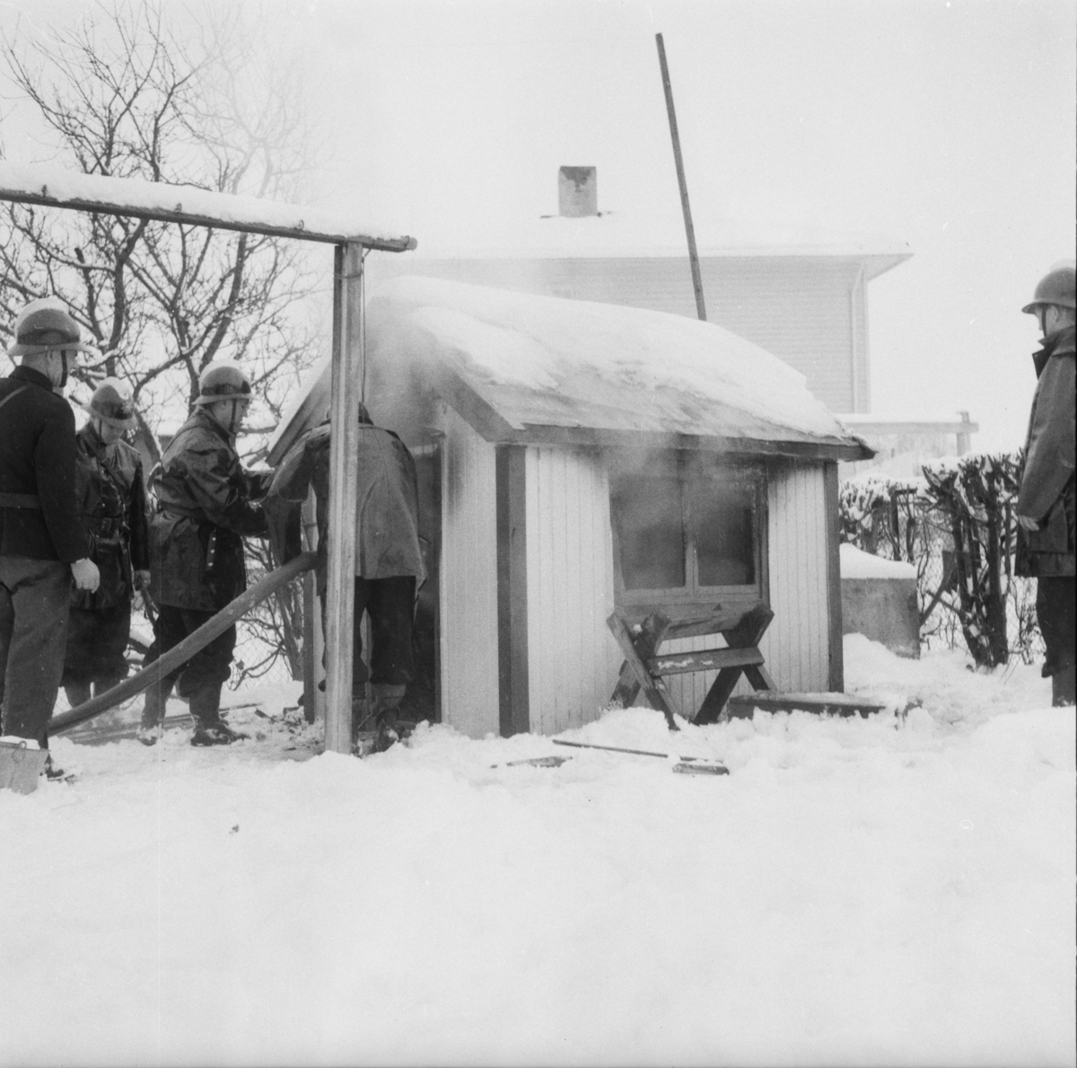 Vardens arkiv. "Brann i lekestue hos Marth. Eek"  18.02.1954