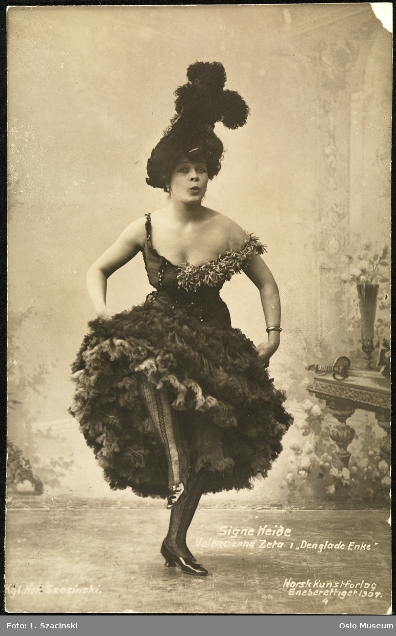 portrett, kvinne, skuespillerinne, rollebilde, Valencienne Zeta i "Den glade enke" på Centralteatret, stående helfigur, kostyme