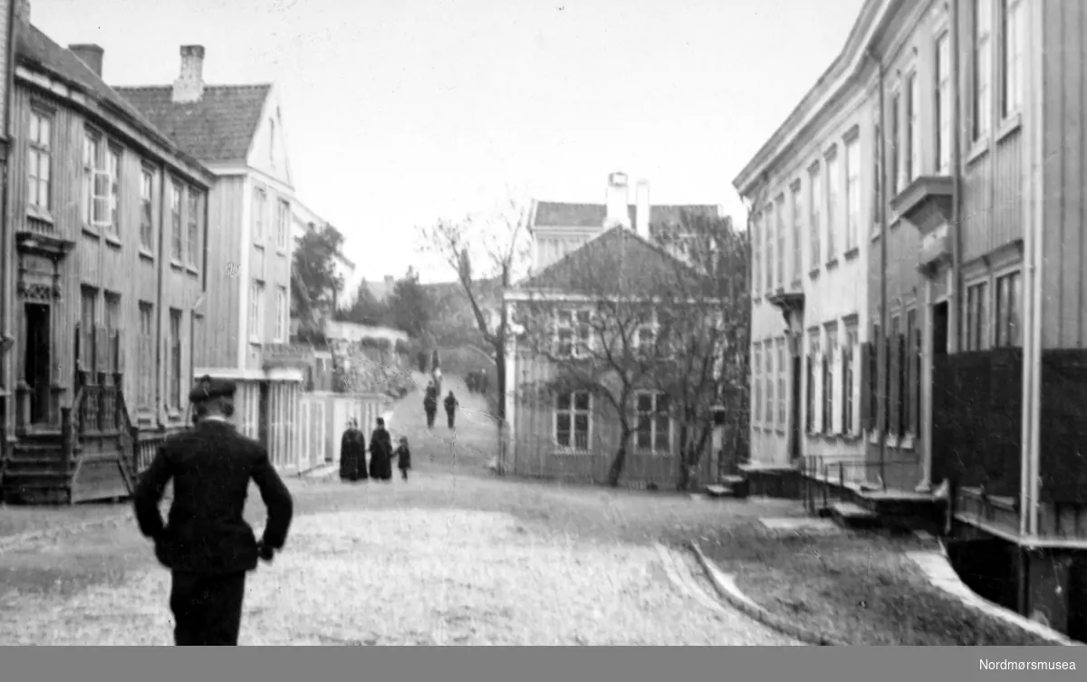 Storgata på Kirkelandet i Kristiansund, rundt 1890, hvor vi ser opp mot "Svineryggen", utenfor der museet pr 2008 har kontorer. Fra Nordmøre Museums fotosamlinger.