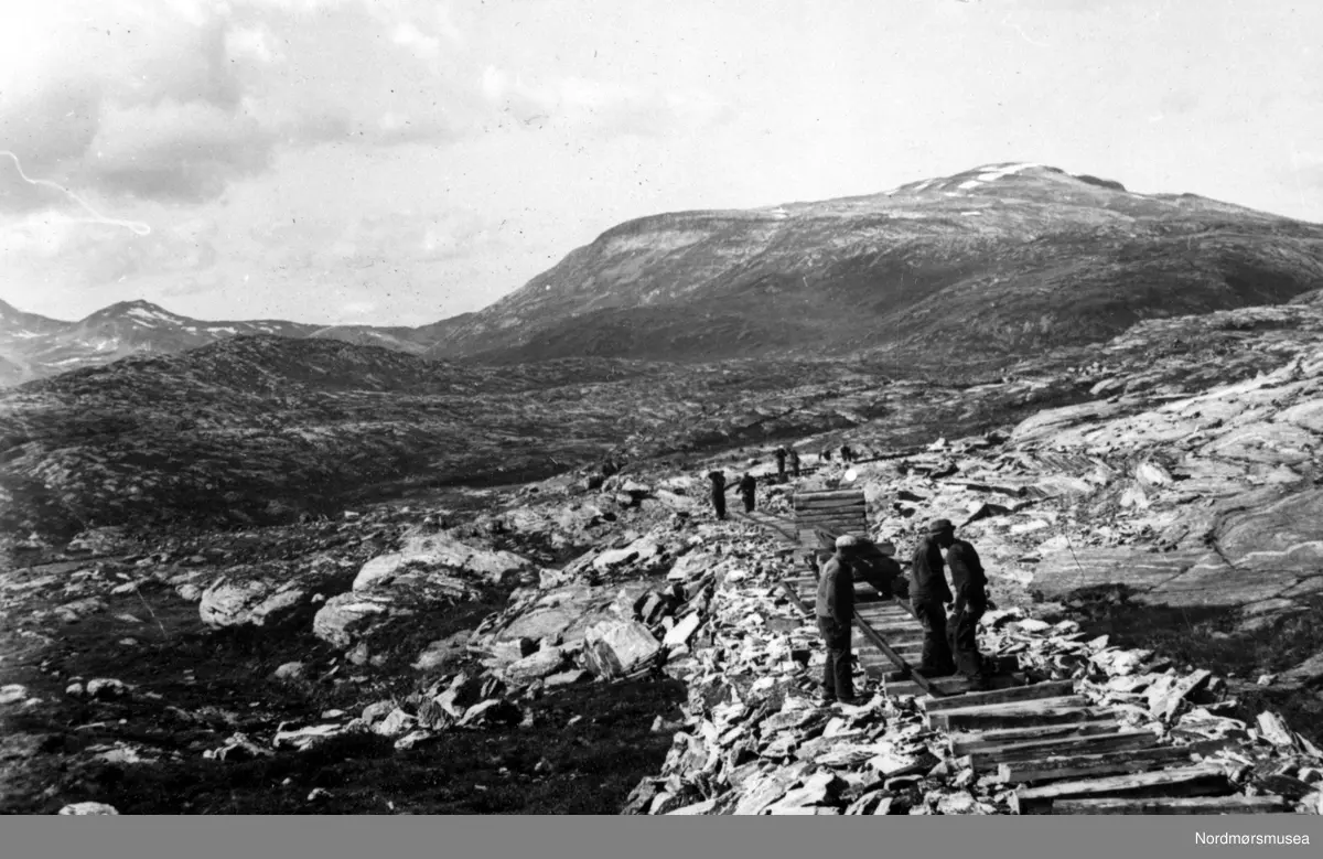 jernbaneskinner legges ut på sviller, sunndalsfjella, aura vasskraft ...