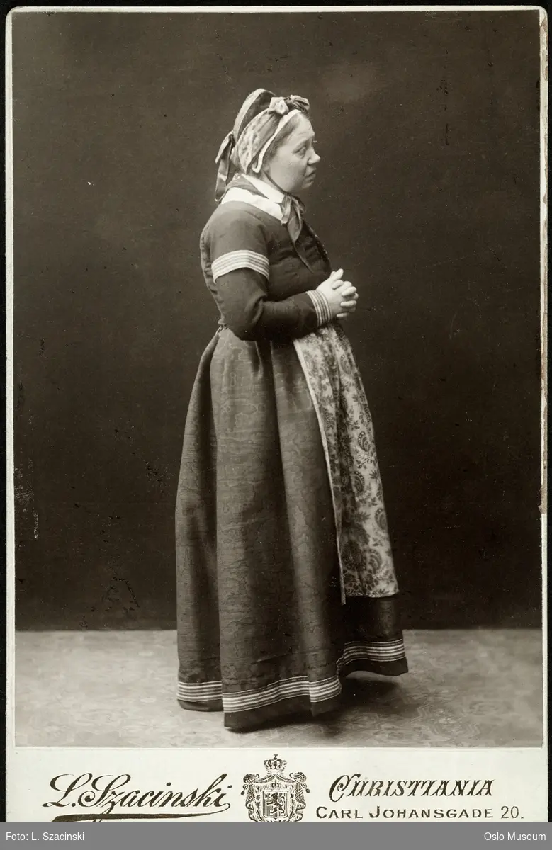 portrett, kvinne, skuespillerinne, rollebilde, Nille i "Erasmus Montanus" på Nationaltheatret, stående helfigur, profil, kostyme