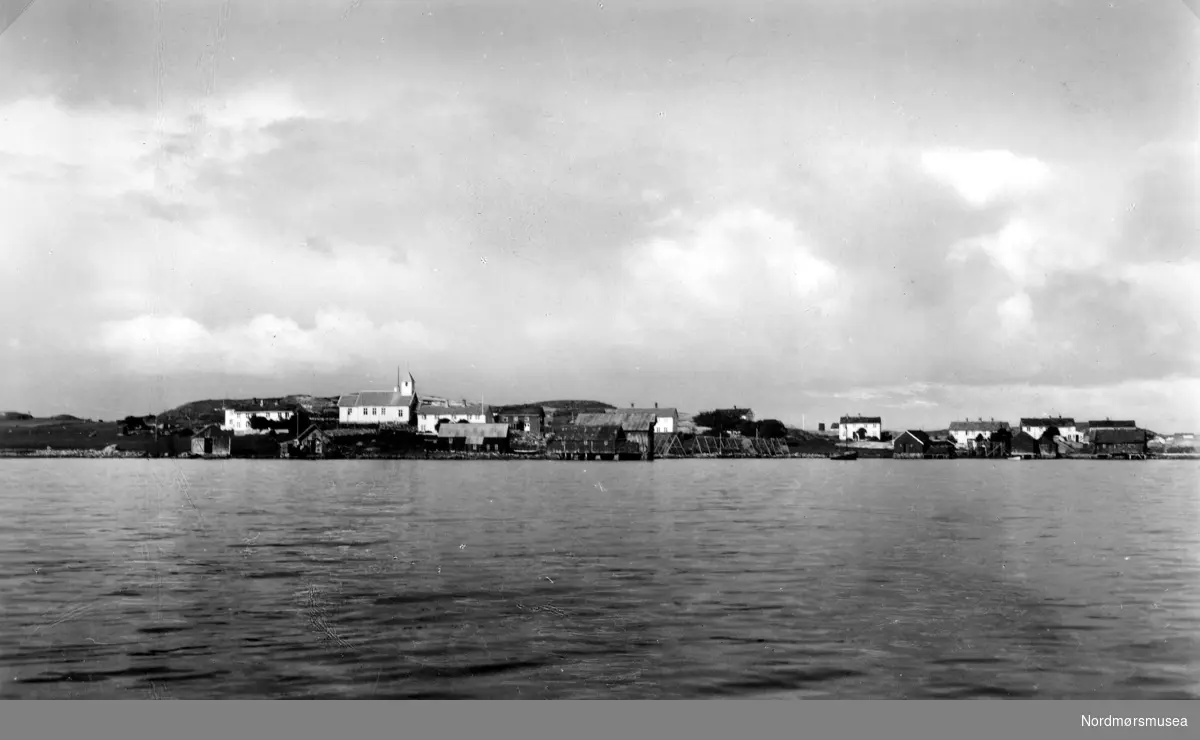 Foto fra Langøy/Langøya i Averøy kommune, her sett fra sjøsiden. Fra Nordmøre museums fotosamlinger. Reg: EFR
