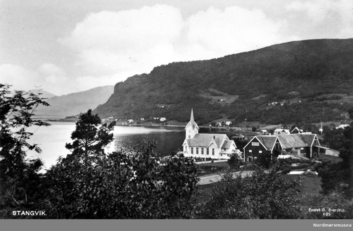 Postkort: ";Stangvik. 
Eneret G. Sverdrup, 605."; Foto fra Stangvik kirke som ligger nede ved strandlinjen i Stangvik, Sunndal kommune. Datering er trolig omkring 1935 til 1939. Fra Nordmøre Museums fotosamlinger. /Reg:EFR2013/
