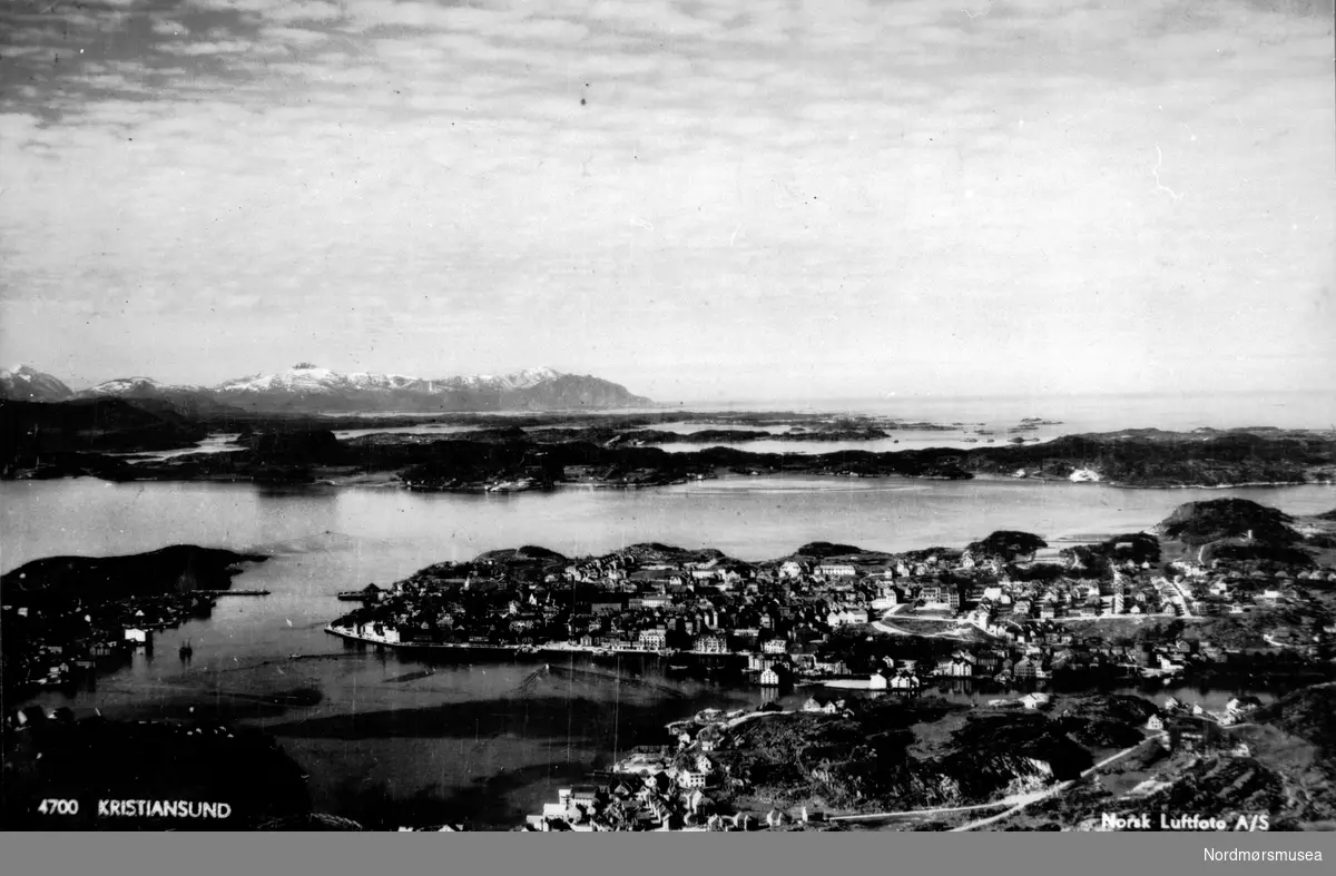 Postkort "4700 Kristiansund" fra Norsk Luftfoto AS ca 1938. Nordsundbrua. Averøya øverst. innfartsvei. Fra Nordmøre Museum sin fotosamling.