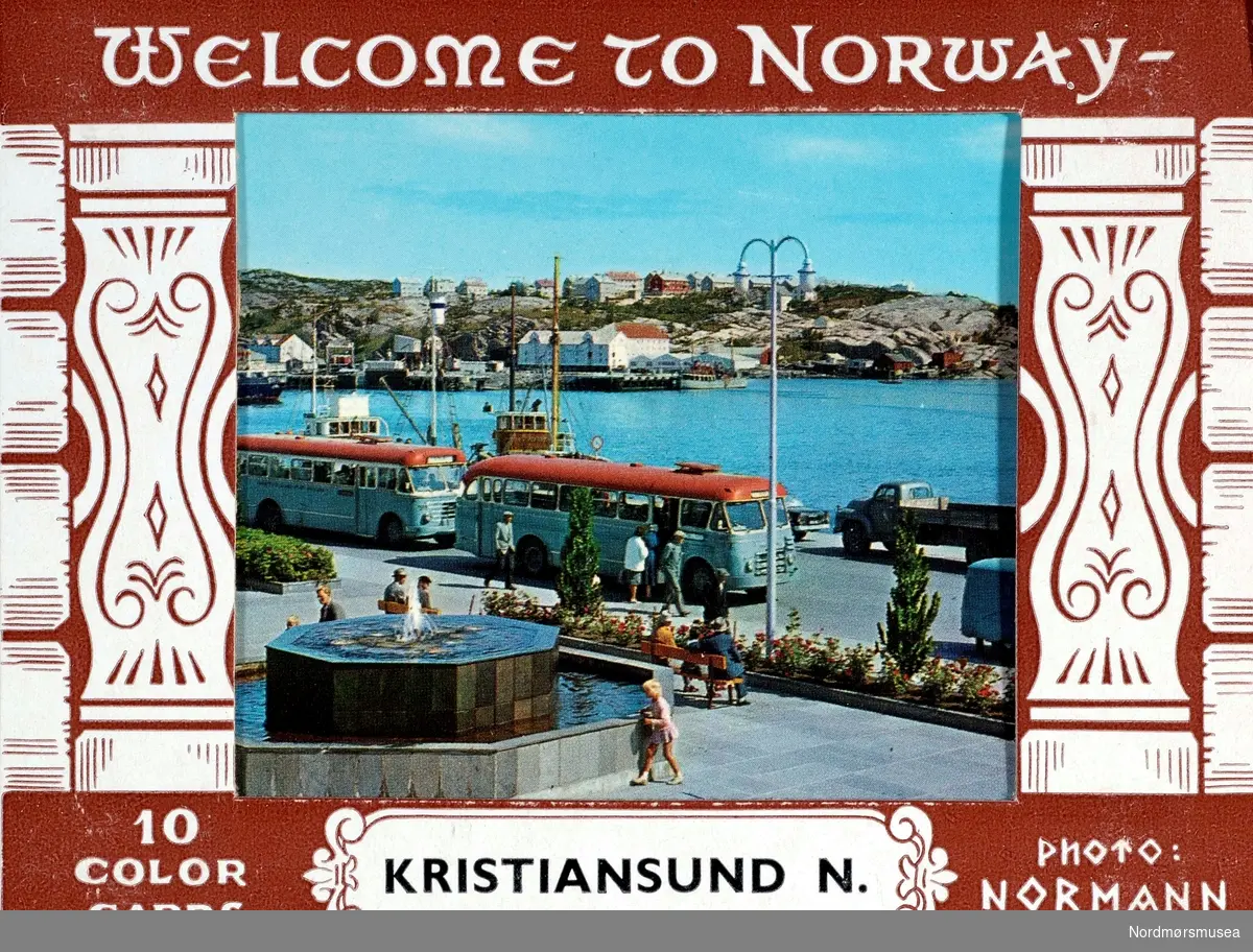 Postkort: ";Welcome to Norway. 10 color cards. Kristiansund N. Photo: Normann";. Postkort med motiv fra to rutebusser ved rådhusplassen på Kirkelandet i Kristiansund. Det er Innlandet vi ser i bakgrunnen. Fra Nordmøre Museums fotosamlinger. Motivet er brukt på ulike kortvarianter.

To Scania-Vabis B51-busser fra Kristiansund Frei Billag, 1955 eller 56 modeller sannsynligvis med registreringsnummer T-6109 og T-6110, begge med samme type karosseri fra VBK og innkjøpt samtidig -midt på 60-tallet ble begge solgt til A/S Mørebil i Ørsta. (Informant: Torkil Øyen)



