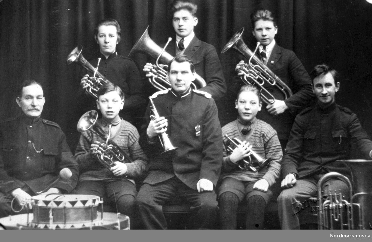 Frelsesarmeen. korps. musikk. baryton, tuba, horn, trompet, tromme, Fra Nordmøre Museum sin fotosamling.