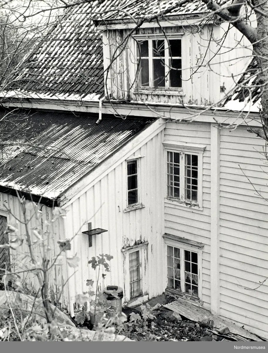 Foto av en eldre bygning i Kristiansund, usikkert hvor. Fra Nordmøre museums fotosamlinger.
