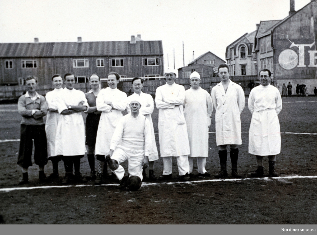 Foto fra sykehusets fotballkamp, her med "Legenes lag" ved Røde Kors. Idrettsplassen.  1946. Se Teddyreklamen. Fra Ida M. Knudtzons fotosamlinger, nå en del av Nordmøre Museums fotosamlinger.