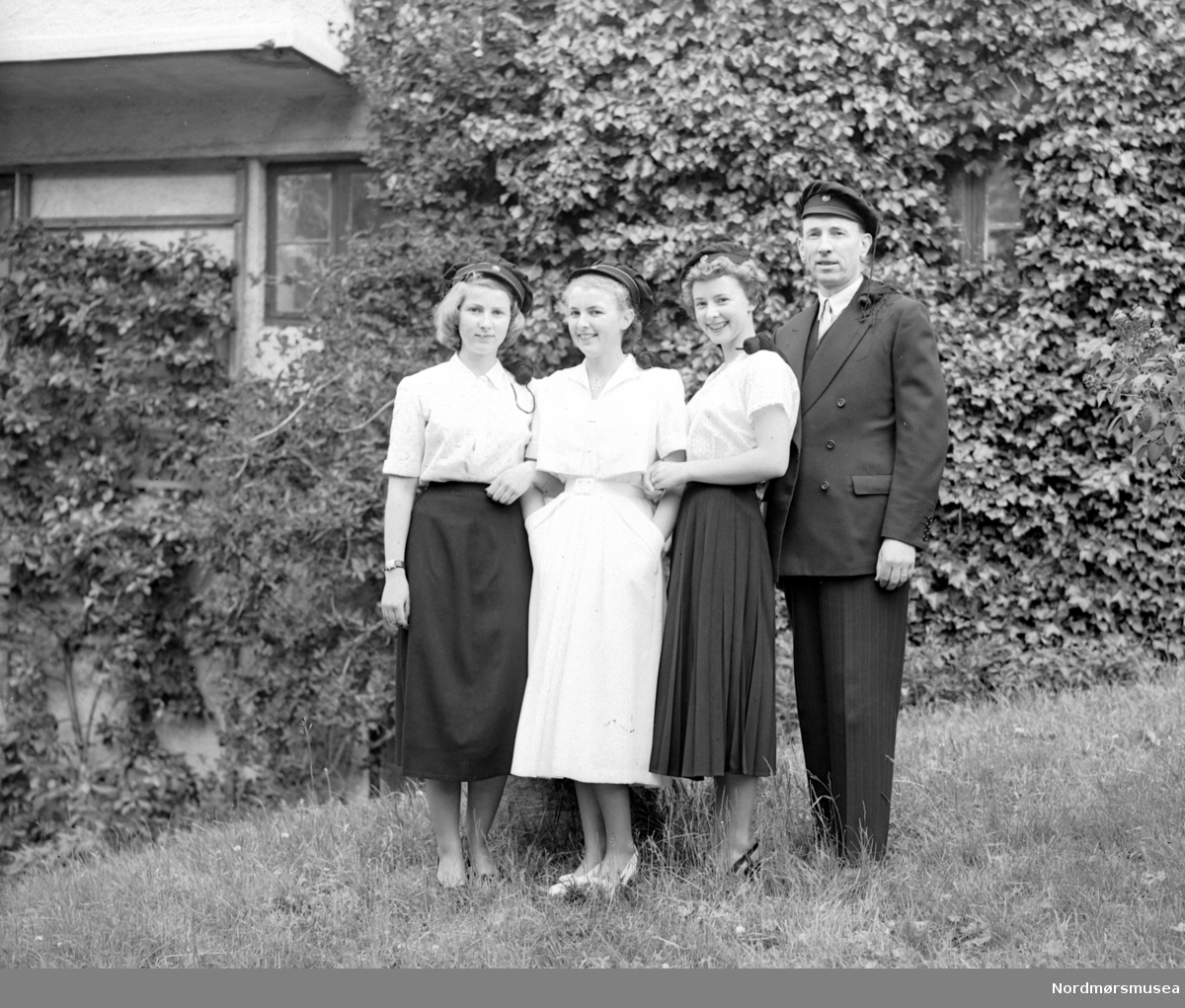 Foto av fire russ, trolig fra Johnsenfamilien, da bildet er registrert på Christian Johnsen. Fra Nils Williams fotoarkiv, Fra Nordmøre museums fotosamlinger. EFR2015
 
