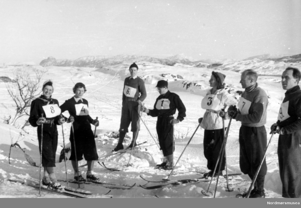 Menn og kvinner på ski med startnummer på brystet.  Fra Nordmøre museums fotosamlinger. EFR2015
